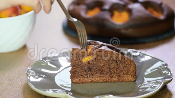 杏仁巧克力层蛋糕切片一起吃巧克力蛋糕视频的预览图