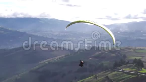 安第斯山脉农村地区的串联滑翔飞行视频的预览图