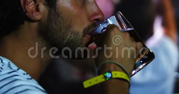 在音乐会上喝啤酒的男人视频的预览图