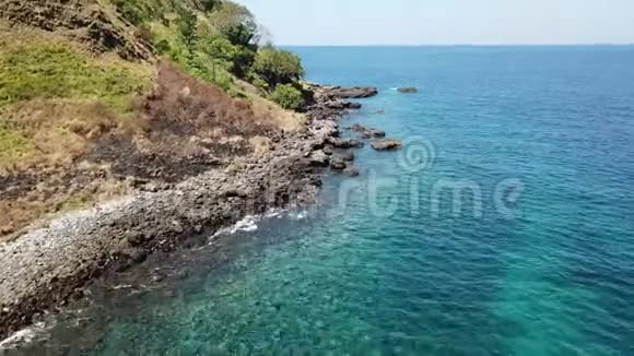 印度尼西亚岛屿火山海岸线鸟瞰图视频的预览图