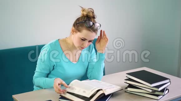 穿着蓝色夹克的女人在图书馆看书视频的预览图