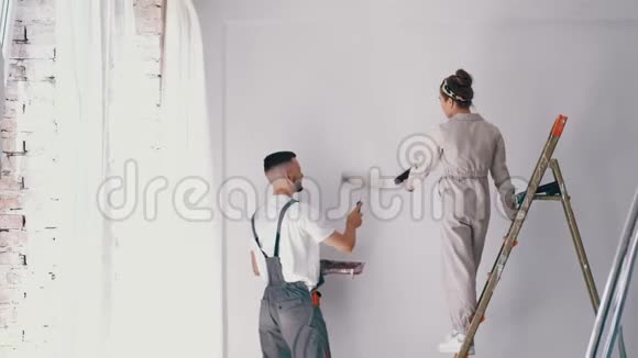 妻子站在梯子上丈夫在墙上画画视频的预览图