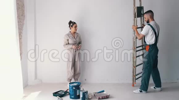 妻子站在梯子上丈夫在墙上画画视频的预览图
