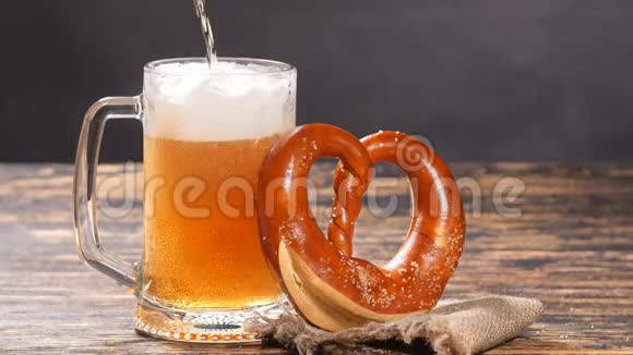 一杯啤酒和脆饼放在木桌上视频的预览图