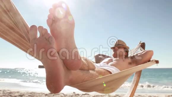 在海滩上的吊床上放松视频的预览图
