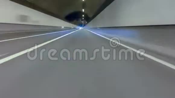 高速行驶在沥青上占优势的隧道旁车辆射击视频的预览图