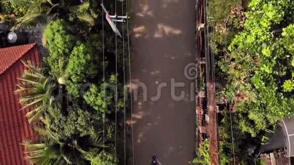 泰国芭堤雅2019年4月02日热带雨后被洪水淹没的街道和道路的俯视图视频的预览图