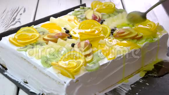 带水果和果冻的蛋糕视频的预览图