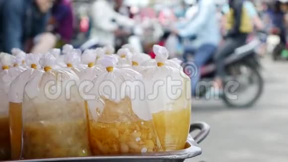 越南当地市场上的黑色豌豆甜点视频的预览图