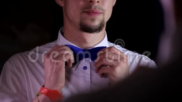 英俊的年轻人电影院电影院工作人员留着胡子在干净的白领衬衫上系着蓝色的蝴蝶结视频的预览图