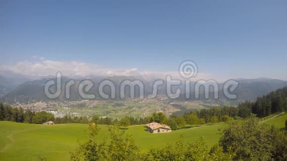 来自圣卢西奥山上小屋的古松城的时光流逝景观视频的预览图