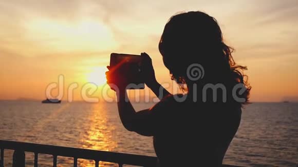 女孩在假期用手机相机拍摄日落照片慢动作1920x1080视频的预览图