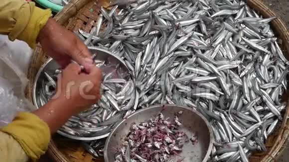 妇女在越南当地市场钓鱼视频的预览图