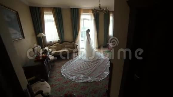 新娘透过酒店房间的窗户看视频的预览图