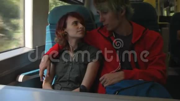 年轻漂亮快乐的时髦夫妇坐在火车旁谈论他们的未来暑假视频的预览图