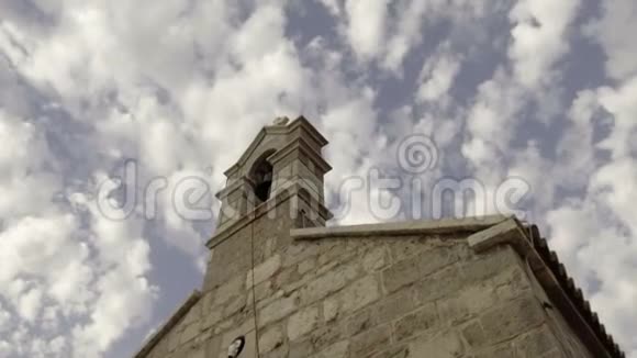在多云的天空背景下教堂视频的预览图