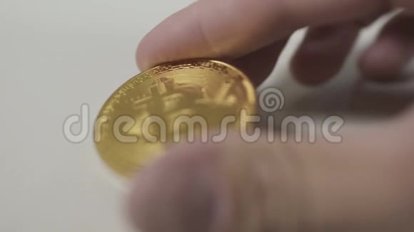 雄手用金色的比特币做一堆视频的预览图