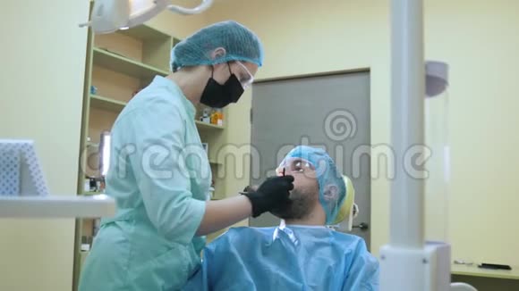 牙科办公室的医生和病人检查和检查口腔视频的预览图