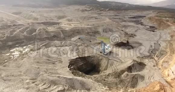 露天矿坑和大型采矿设备视频的预览图