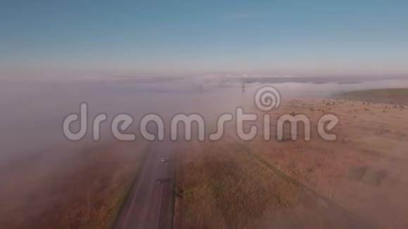 在秋天的农村飞过朦胧的路4K视频的预览图