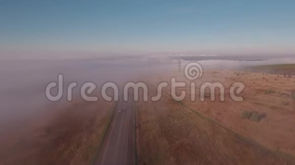 在秋天的农村飞过朦胧的路4K视频的预览图