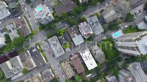 令人叹为观止的顶级鸟眼4k空中无人机观景温哥华现代建筑摩天大楼市中心道路城市景观天际线视频的预览图