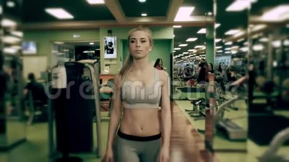 体式运动女性在健身房内摆姿势的侧视图视频的预览图