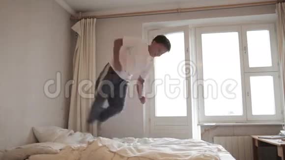 少年跳在床上视频的预览图