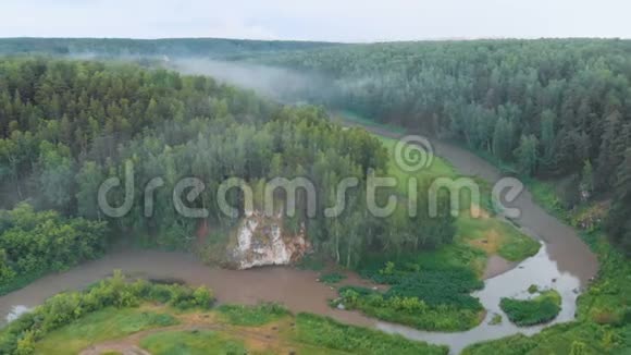 无人机在森林和河谷上空拍摄晨雾视频的预览图