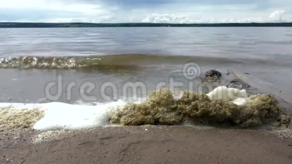 海浪拍打海岸视频的预览图