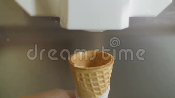 提供美味的香草冰淇淋和华夫饼视频的预览图