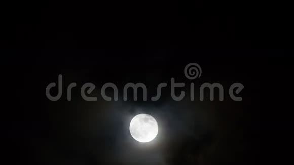 月亮在黑色上移动视频的预览图