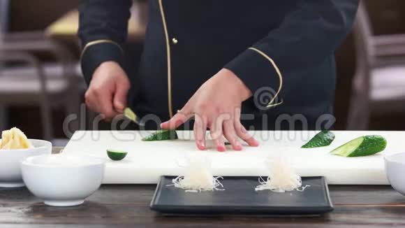 厨师切黄瓜的手视频的预览图