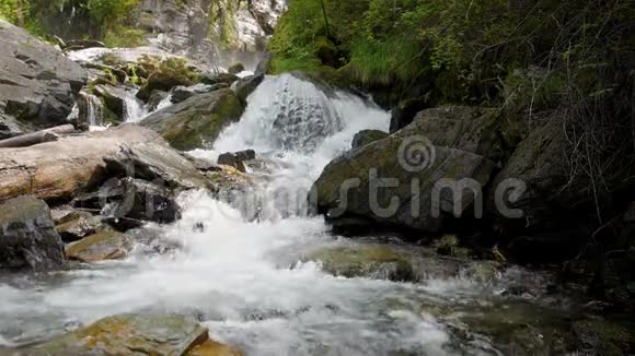 级联瀑布慢动作巨大的巨石之间的水流干净清澈的山河180fps视频的预览图