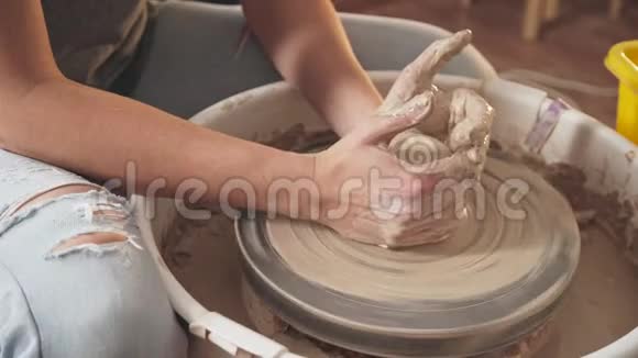 陶瓷大师的作品陶工s轮快速旋转视频的预览图