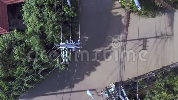 泰国芭堤雅2019年4月02日热带雨后被洪水淹没的街道和道路的俯视图视频的预览图