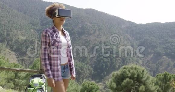戴着VR眼镜的女性背包客视频的预览图