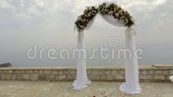 黑山圣斯特凡附近的婚礼拱门视频的预览图