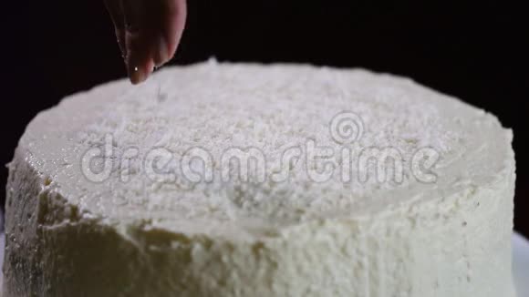 厨师洒蛋糕椰子片视频的预览图