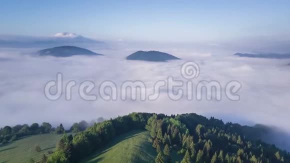 在夏天的早晨飞到史诗般的云层之上时间过长视频的预览图