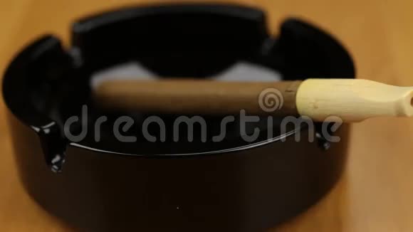 专注于雪茄和玻璃烟灰缸视频的预览图