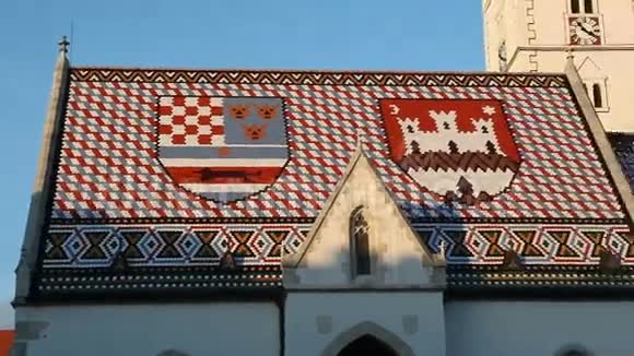 屋顶上有克罗地亚和萨格勒布标志的圣马克教堂视频的预览图