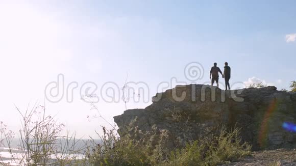 带背包的年轻游客从山顶欣赏山谷景色举起我的手视频的预览图