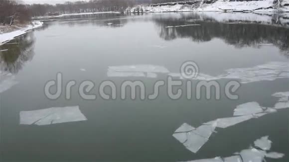 冬天的河流鸟瞰视频的预览图