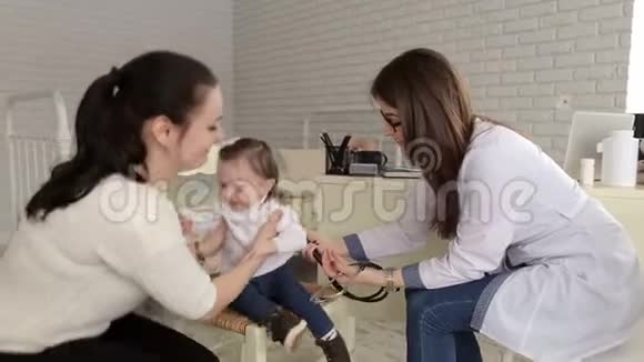 妈妈和女儿在儿科医生的招待会上视频的预览图