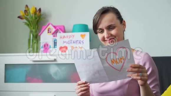 妇女在母亲节阅读明信片视频的预览图