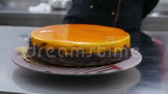 旋转蛋糕架上旋转的橙色蛋糕视频的预览图