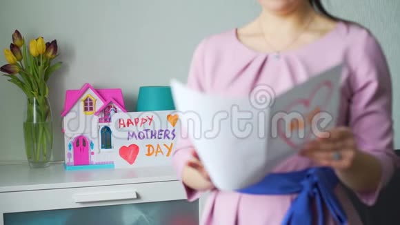 母亲节母亲念贺卡视频的预览图