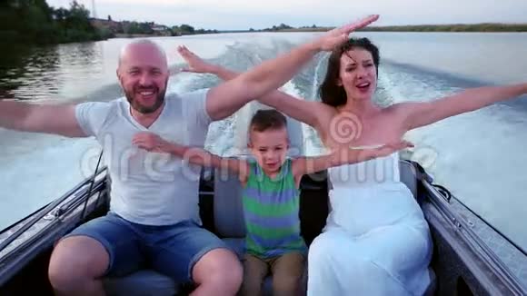 一家人在度假一家人在船上爸爸妈妈和儿子一起玩开心的样子视频的预览图
