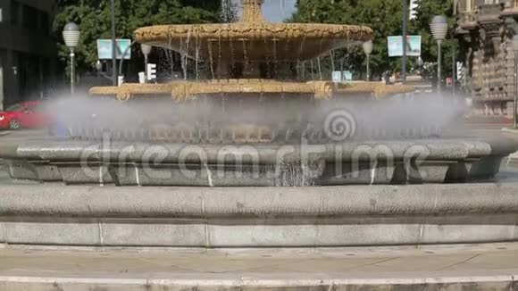 西班牙毕尔巴鄂中央广场Moyua广场喷泉泼水视频的预览图